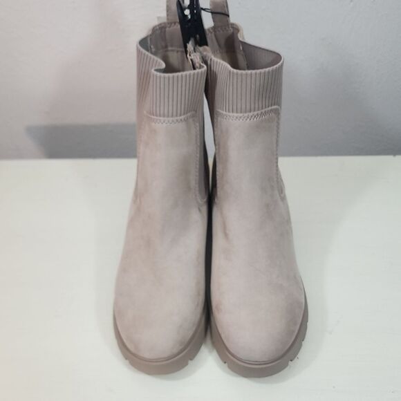 No Boundaries Chelsea Boot Cream Memory Foam Boots Size 12W NWT - Picture 2 of 10